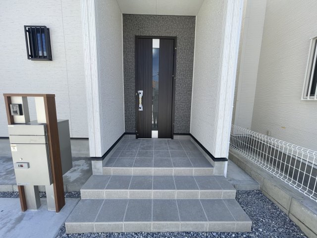 沖縄市泡瀬（全3棟）の玄関|※同仕様写真です　