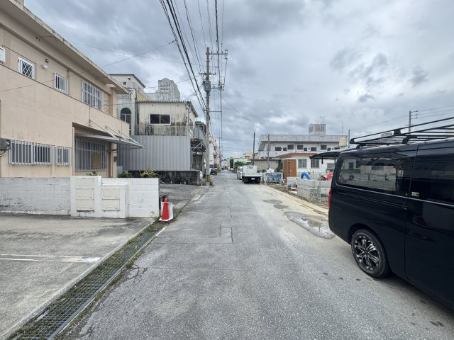 沖縄市泡瀬（全3棟）の前面道路含む現地写真|※東側6m道路♪