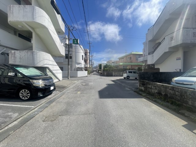 沖縄市泡瀬（全3棟）の前面道路含む現地写真|※東側6m道路♪