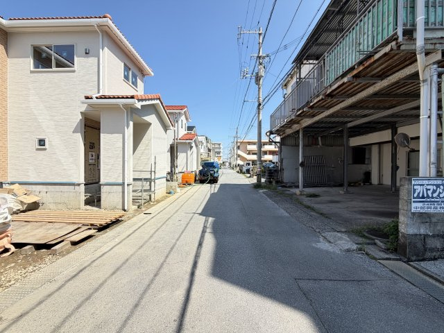 沖縄市泡瀬（全3棟）2・3号棟の前面道路含む現地写真|※東側6m道路♪