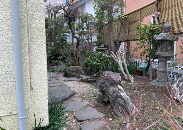 【外観】 | 土地の形が極端に長細かったり、狭小地、あるいは道路との高低差がある傾斜地だった場合、後々売ろうとしても買い手がつかない場合もあります。後々、売却することになった時に価値の下がらない土地を選びましょう。
