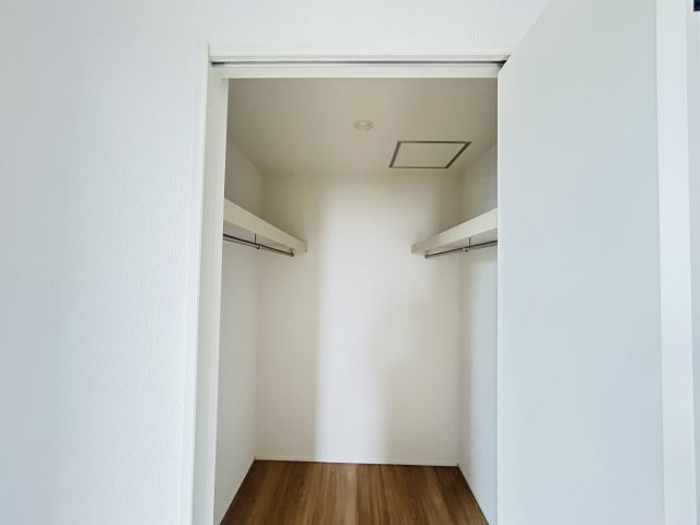 新築　高崎市石原町3期　GRAFARE　3号棟の収納|現地写真　主寝室の大型のウォークインクローゼットは収納ラクラク、お部屋スッキリ♪							
