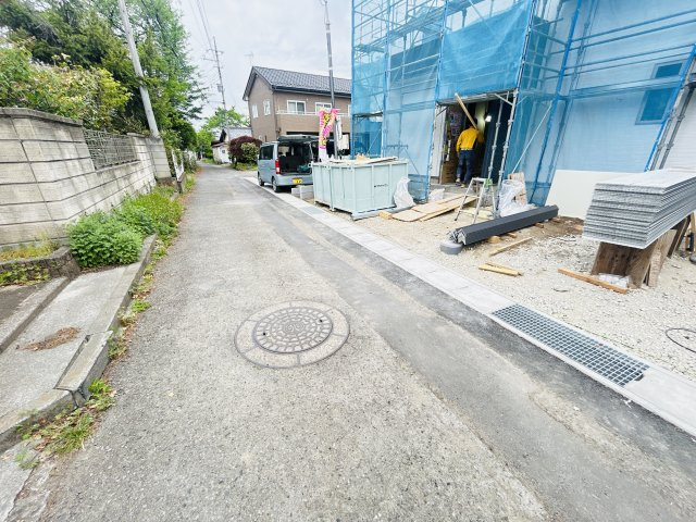 新築　高崎市石原町3期　GRAFARE　3号棟の前面道路含む現地写真|現地写真　北西側接道幅員約4ｍ