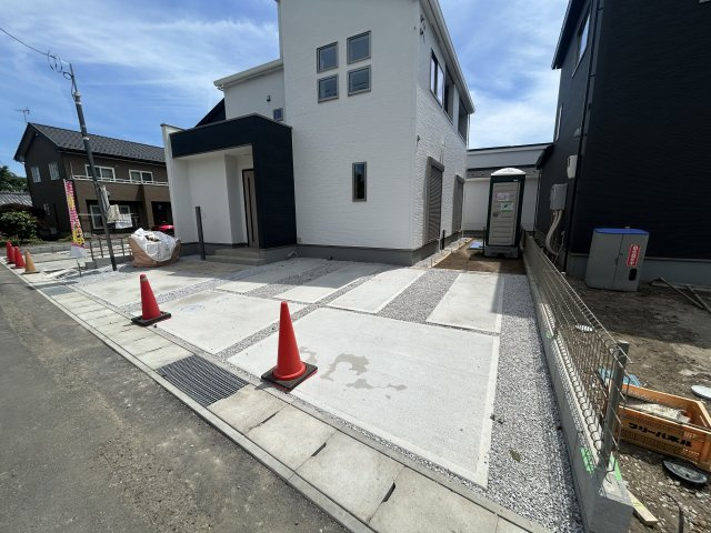 新築　高崎市石原町3期　GRAFARE　3号棟の駐車場|現地写真　駐車スペースは並列2台+1台分可能です！
