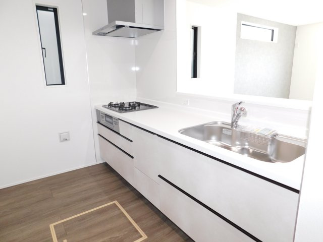 海部郡飛島村竹之郷９丁目の新築一戸建のキッチン|◇キッチン◇　　人気の対面式・人造大理石カウンター・浄水器付ハンドシャワー・静音仕様シンク・Sｉセンサーコンロ（３口）・スローインクローズレール・薄型換気扇・床下収納庫 　