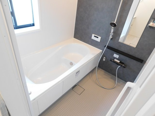 海部郡飛島村竹之郷９丁目の新築一戸建の浴室|◇浴室◇　　広い１坪サイズ・浴室暖房乾燥機・保温浴槽・エコベンチ浴槽・スライドバーシャワー・お手入れ楽々カウンター・オートバス