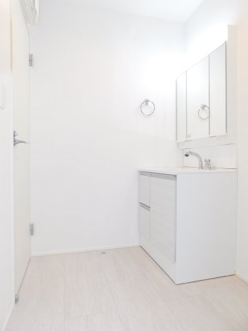 海部郡飛島村竹之郷９丁目の新築一戸建の独立洗面台|◇洗面室◇　　三面鏡シャワードレッサー・くもり止め仕様