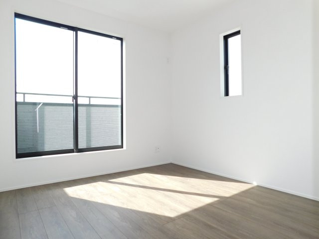 海部郡飛島村竹之郷９丁目の新築一戸建の洋室|◇２階洋室◇　　南西面で明るい洋室５．２５帖　全居室収納完備！　バルコニー付き♪