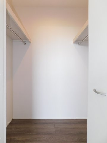 海部郡飛島村竹之郷９丁目の新築一戸建の収納|◇ウォークインクローゼット◇　　家族の洋服や季節の荷物など大容量収納できます♪　　