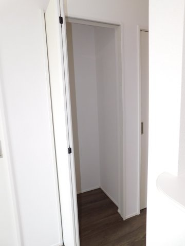 海部郡飛島村竹之郷９丁目の新築一戸建の収納|◇パントリー◇　　食料品や調理器具などが収納でき、キッチンが広く利用できます♪