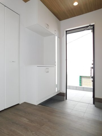 海部郡飛島村竹之郷９丁目の新築一戸建の玄関|◇玄関◇　　ベビーカーやアウトドア用品、ゴルフバッグなどの収納できるシューズインクローク完備！