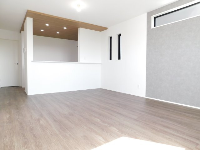 海部郡飛島村竹之郷９丁目の新築一戸建の居間・リビング|◇リビング◇　　南西面で明るいリビング１６．０帖　　アクセントクロスがおしゃれな空間を演出します♪