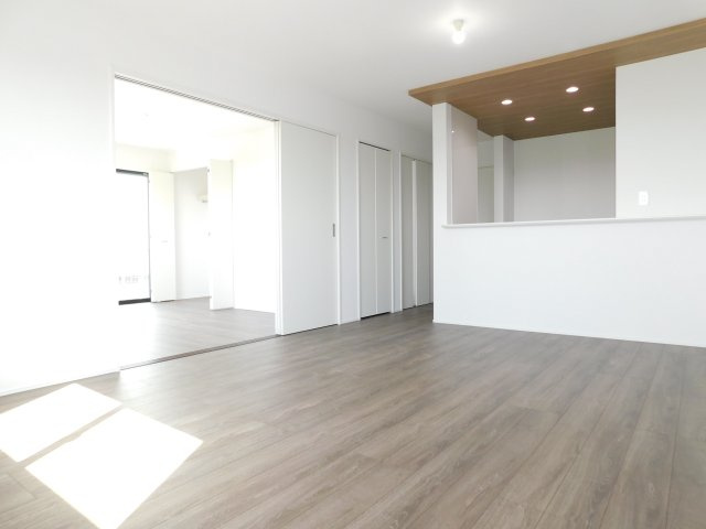 海部郡飛島村竹之郷９丁目の新築一戸建の居間・リビング|◇リビング◇　　南西面で明るいリビング１６．０帖　子育てに嬉しい対面キッチン♪