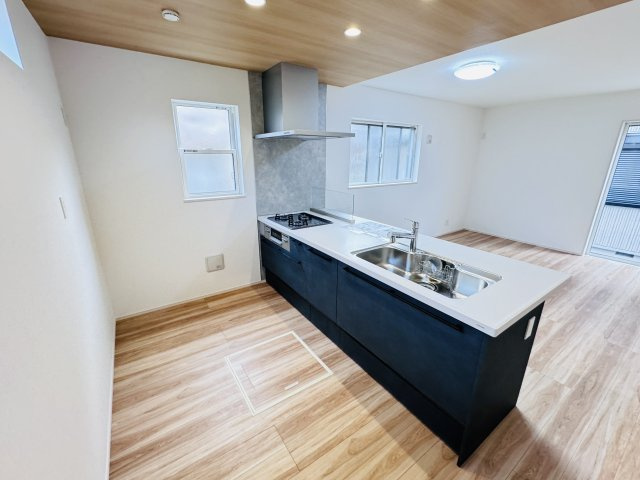 松戸市六高台２丁目新築戸建【六実第三小学校：10分】のキッチン|お手入れしやすいレンジフード・シンクの水栓には浄水器がついてます！
