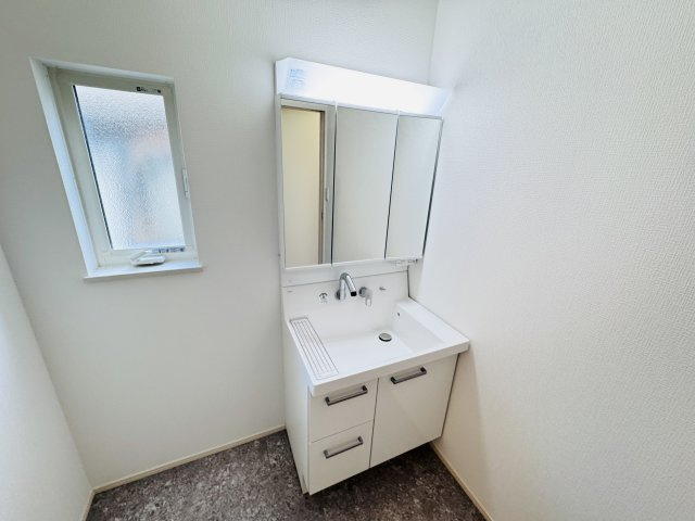 松戸市六高台２丁目新築戸建【六実第三小学校：10分】の独立洗面台|シャワーヘッド付き三面鏡洗面化粧台