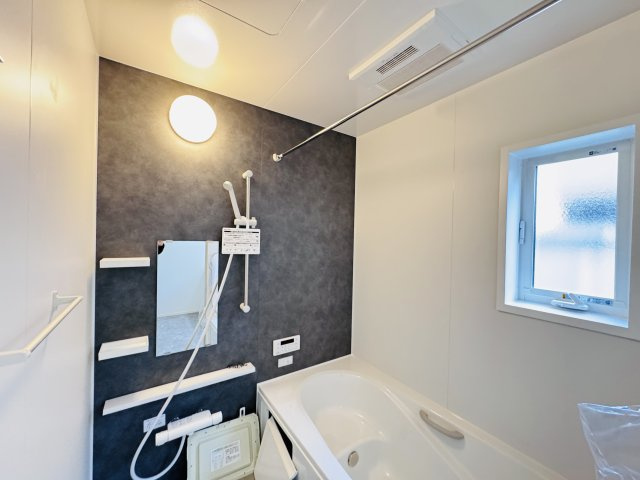 松戸市六高台２丁目新築戸建【六実第三小学校：10分】の浴室|スライド式シャワーホルダー