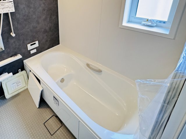 松戸市六高台２丁目新築戸建【六実第三小学校：10分】の浴室|足を伸ばせる広々浴槽で毎日リラックス♪