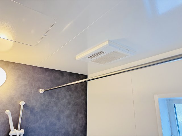 松戸市六高台２丁目新築戸建【六実第三小学校：10分】の冷暖房・空調設備|雨の日も安心の浴室乾燥機つき