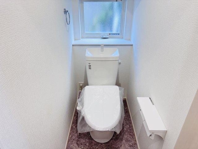 松戸市六高台２丁目新築戸建【六実第三小学校：10分】のトイレ|温水洗浄暖房便座つきトイレ