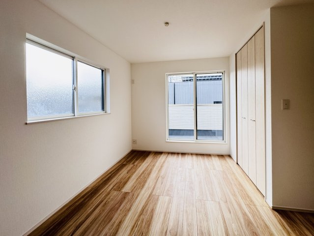 松戸市六高台２丁目新築戸建【六実第三小学校：10分】の寝室|8帖寝室・南側バルコニー前の明るいお部屋です♪