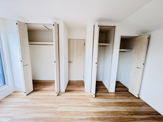 松戸市六高台２丁目新築戸建【六実第三小学校：10分】の収納|8帖寝室収納・クローゼット３つでたっぷり収納♪