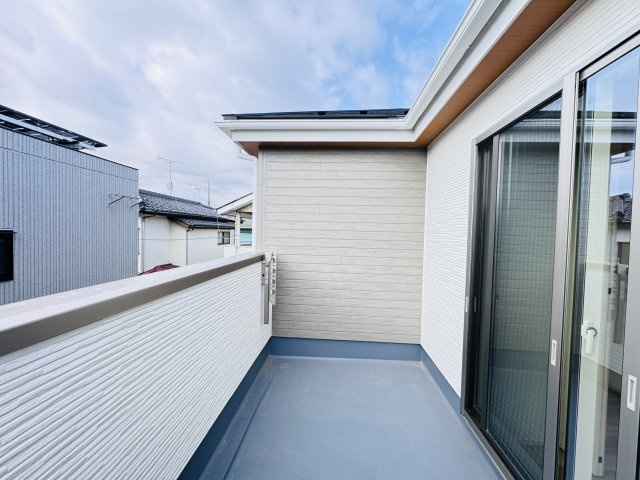 松戸市六高台２丁目新築戸建【六実第三小学校：10分】のバルコニー|寝室前南向きバルコニー・日当たり良好♪