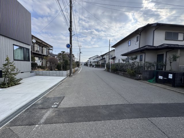 松戸市六高台２丁目新築戸建【六実第三小学校：10分】の周辺|南側前面道路・幅員約8ｍ