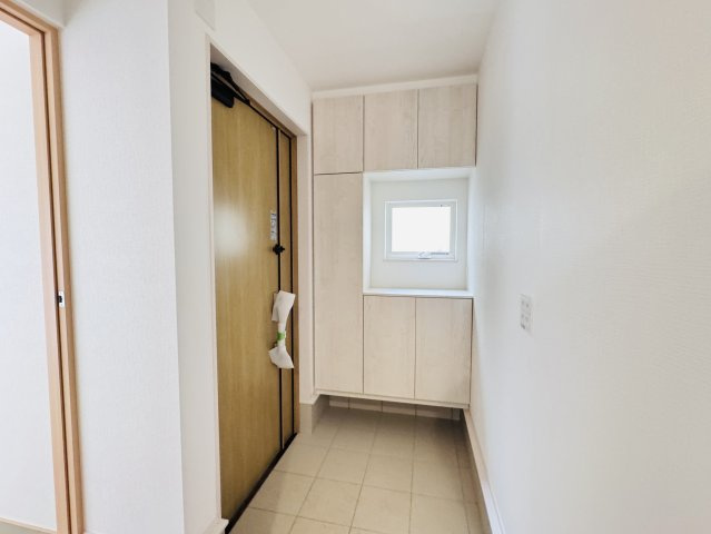 松戸市六高台２丁目新築戸建【六実第三小学校：10分】の玄関|玄関ホール・容量たっぷりシューズボックス