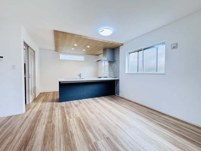 松戸市六高台２丁目新築戸建【六実第三小学校：10分】の居間・リビング|16帖リビングダイニングキッチン・リビングガス栓付き