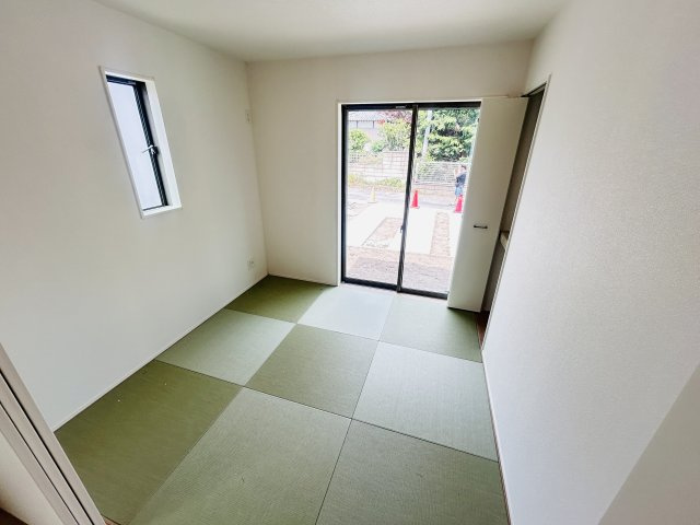 新築　高崎市石原町3期　GRAFARE　1号棟の和室|現地写真　リビング隣の和室はお子様の遊び部屋としてもちょうどいいですね♪							

