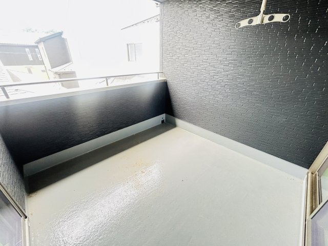 新築　高崎市石原町3期　GRAFARE　1号棟のバルコニー|現地写真　インナーバルコニーで少しの雨なら濡れずにすみます。天気が怪しいけど…という悩みも解消ですね!									

