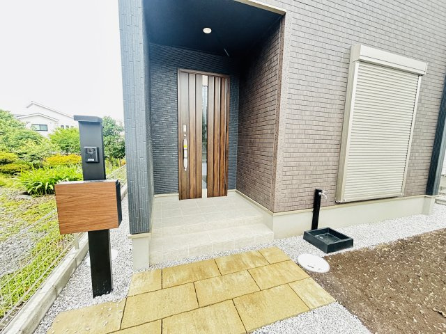 新築　高崎市石原町3期　GRAFARE　1号棟の玄関|現地写真　ポストと一体型のTVモニターホンでセキュリティ安心！
