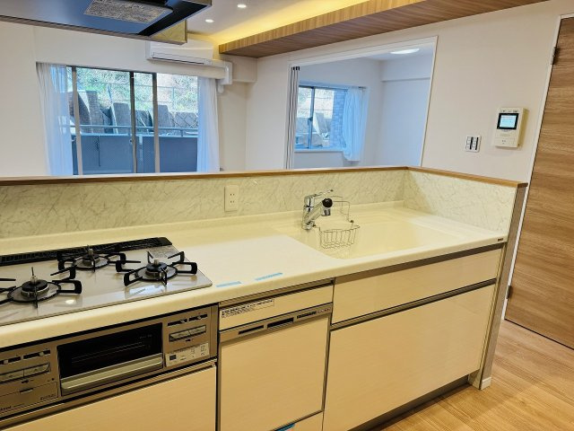 グランシティ八王子のエントランス|～３口コンロと広い調理台でお料理が捗ります～