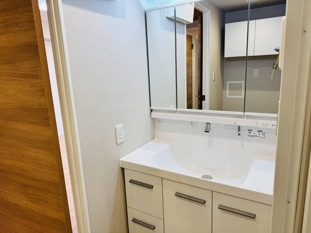 グランシティ八王子の独立洗面台|～新規交換済、３面鏡付きの独立洗面台　細々している物をスッキリ収納出来ます～