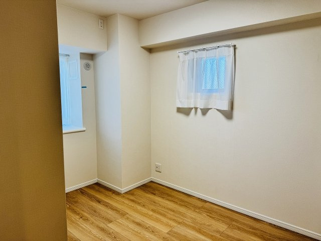 グランシティ八王子の洋室|～玄関入って左手、4.8帖の洋室です～