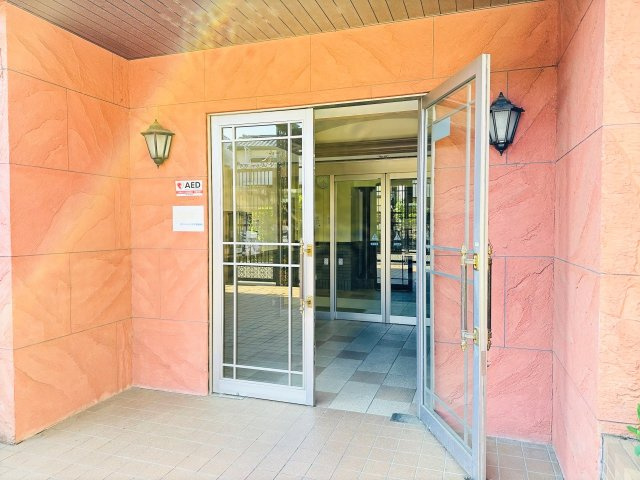 グランシティ八王子のエントランス|～管理形態は全委託式、キレイにメンテナンスされているマンションです～