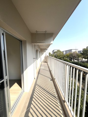 大町団地22号棟のバルコニー|
幅が広くクリーンな印象のバルコニー☆
大きなバルコニーは柔らかい風を運んできます…♪
洗濯物もたくさん干せそうですね！