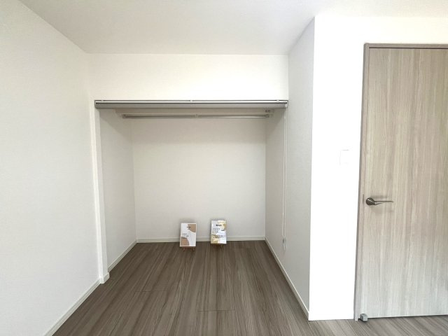 大町団地22号棟の洋室|各居室に収納があります。お部屋を大きく使えますね♪
