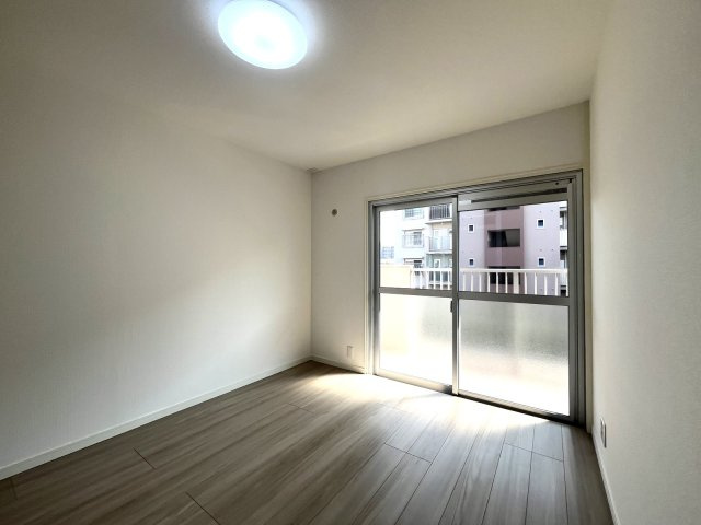 大町団地22号棟の洋室|南向きなので陽当たりよく居心地の良いお部屋になりそうです☆