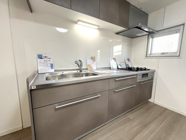 大町団地22号棟のキッチン|三口コンロなので効率よく家事ができます☆