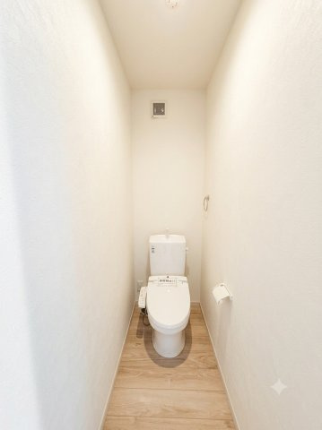 川口市新堀新築戸建2号棟のトイレ|トイレは温水洗浄機能搭載なので、清潔に気持ち良くお使いいただけます！トイレットペーパーの節約にもなります！暖房便座で寒い日もあたたかです♪
