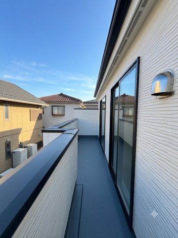 川口市新堀新築戸建2号棟の展望|周囲に高い建物がなくのびやかな眺望が広がる心地よい住環境。窓を開ければ自然の風が通り抜け開放感ある暮らしを楽しめます。
