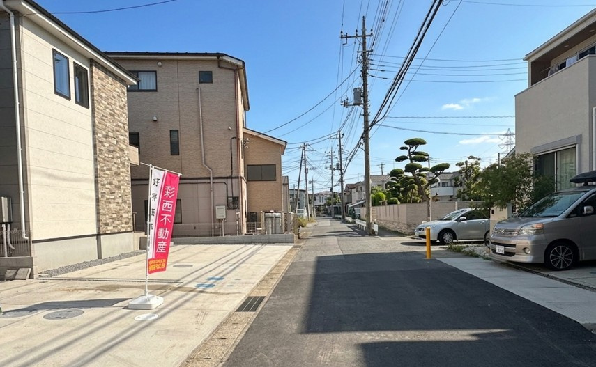 川口市新堀新築戸建2号棟の前面道路含む現地写真|嬉しい角地！