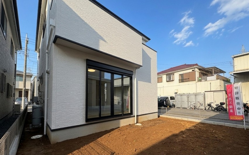川口市新堀新築戸建2号棟の庭|ちょっとした庭スペースがあり、キッズプールや家庭菜園、ペットの遊び場など使い方は色々！外時間を気軽に楽しめる嬉しいスペースです。
