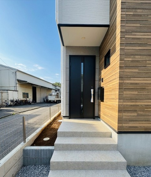 川口市新堀新築戸建2号棟のエントランス|玄関まで段差があることで、見通しがよく防犯面でも安心。独立性のある落ち着いた住環境を実現します。

