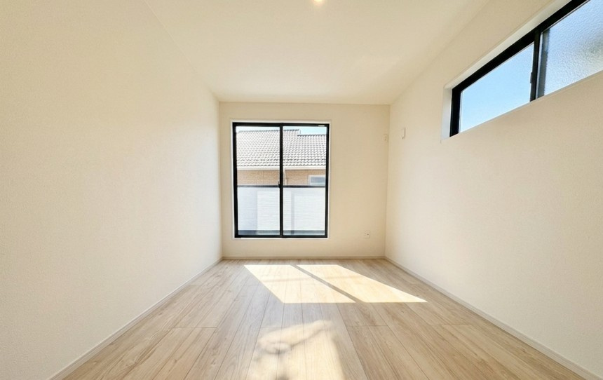 川口市新堀新築戸建2号棟の洋室|シンプルで使い勝手の良い洋室は、家具の配置がしやすく、理想のインテリアを思いのままに楽しめます。プライベート時間を快適に過ごせる心地よい空間です。
