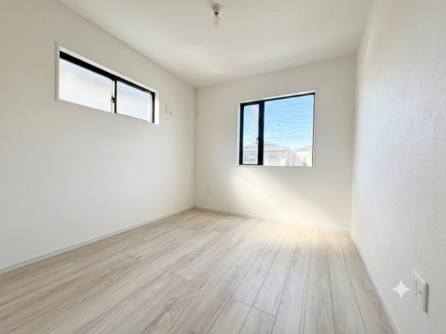 川口市新堀新築戸建2号棟の洋室|毎日の暮らしを快適に整えてくれる、ほどよい広さの洋室。子ども部屋としても書斎としても使える、汎用性の高い一室です。使うほどに愛着が深まります。

