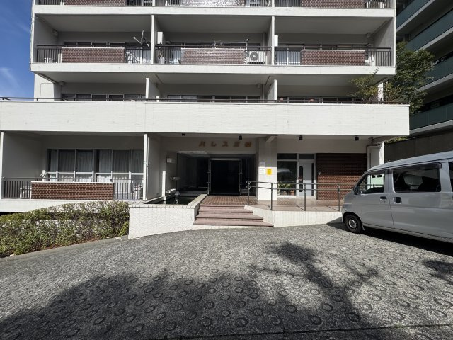 パレス三條の駐車場