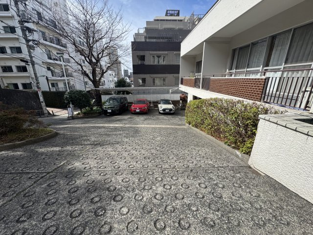 パレス三條の駐車場