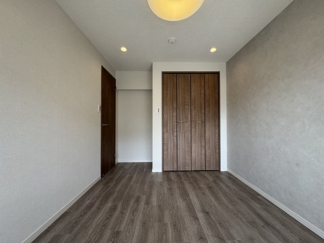 パレス三條の洋室